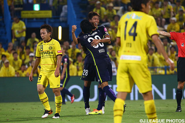 同点弾を挙げた広島の丸谷 拓也（奥）を柴﨑 晃誠（手前）が祝福【明治安田Ｊ１ 2nd 第3節 柏vs広島】