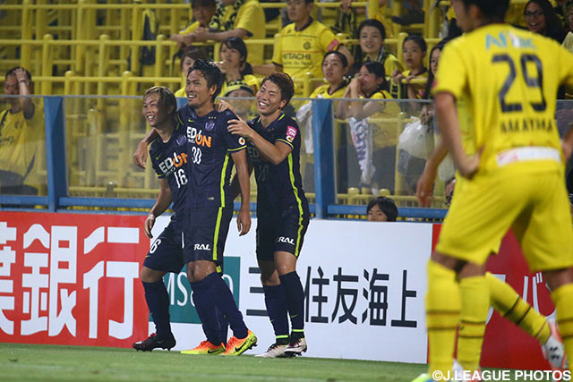 前半アディショナルタイムにゴールを決めた広島の柴﨑 晃誠（中央）をチームメイトが祝福【明治安田Ｊ１ 2nd 第3節 柏vs広島】