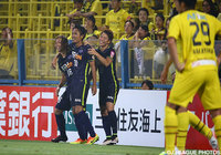 前半アディショナルタイムにゴールを決めた広島の柴﨑 晃誠（中央）をチームメイトが祝福【明治安田Ｊ１ 2nd 第3節 柏vs広島】