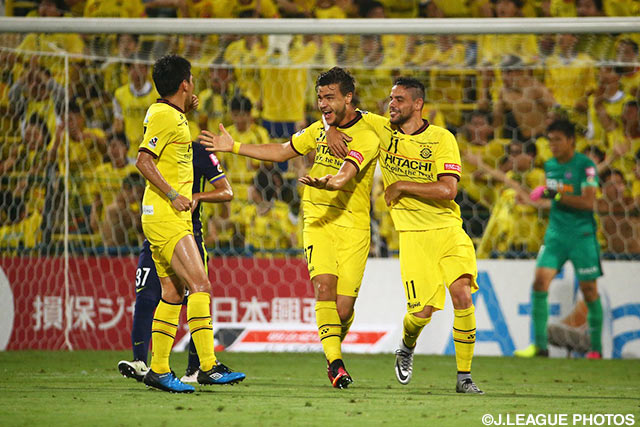 ゴール左隅に同点PKを決めたクリスティアーノ（柏）【明治安田Ｊ１ 2nd 第3節 柏vs広島】