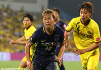 共にアシストを記録した清水 航平（広島）と伊東 純也（柏）【明治安田Ｊ１ 2nd 第3節 柏vs広島】