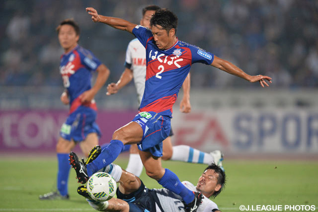 激しい攻防を見せる松井 大輔（磐田）と福田 健介（甲府）【明治安田Ｊ１ 2nd 第3節 甲府vs磐田】