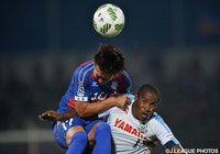 競り合う津田 琢磨（甲府）とアダイウトン（磐田）【明治安田Ｊ１ 2nd 第3節 甲府vs磐田】