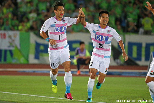 鳥栖の先制点を決めた豊田 陽平（#11）を祝福する谷口 博之（#29）【明治安田Ｊ１ 2nd 第3節 湘南vs鳥栖】