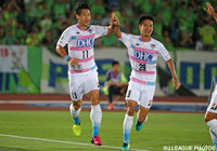 鳥栖の先制点を決めた豊田 陽平（#11）を祝福する谷口 博之（#29）【明治安田Ｊ１ 2nd 第3節 湘南vs鳥栖】