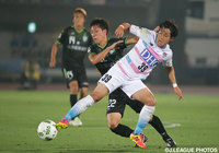 古巣対決となった岡田 翔平（鳥栖）と競り合う下田 北斗（湘南）【明治安田Ｊ１ 2nd 第3節 湘南vs鳥栖】