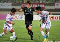 囲まれながらもボールをキープする菊池 大介（湘南）【明治安田Ｊ１ 2nd 第3節 湘南vs鳥栖】
