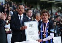 天皇杯を連覇し村井満チェアマンから賞状を受け取る藤春【藤春 廣輝：U-23日本代表】