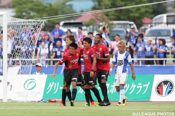 金 功青（左から3人目）の第6節以来となるゴールで先制した福島【明治安田Ｊ３ 第17節 福島vs富山】
