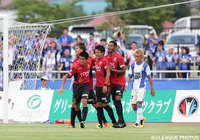 金 功青（左から3人目）の第6節以来となるゴールで先制した福島【明治安田Ｊ３ 第17節 福島vs富山】