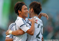 貴重な追加点を挙げ喜びを爆発させる石原 崇兆（松本）【明治安田Ｊ２ 第23節 北九州vs松本】