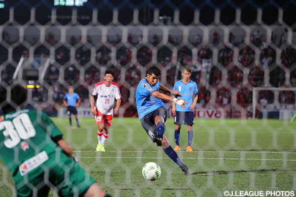 同点PKをゴール右隅に決めたイバ（横浜FC）【明治安田Ｊ２ 第23節 横浜FCvs熊本】