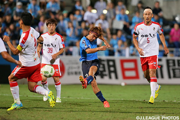 強烈なシュートで逆転を狙った野崎 陽介（横浜FC）【明治安田Ｊ２ 第23節 横浜FCvs熊本】
