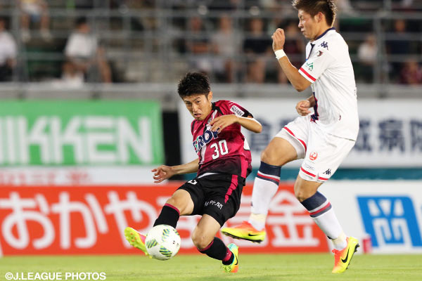 数少ないチャンスから果敢にシュートを放った豊川 雄太【明治安田Ｊ２ 第23節 岡山vs札幌】