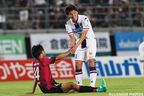 互いの健闘を称え合う赤嶺 真吾（岡山）と上里 一将（札幌）【明治安田Ｊ２ 第23節 岡山vs札幌】