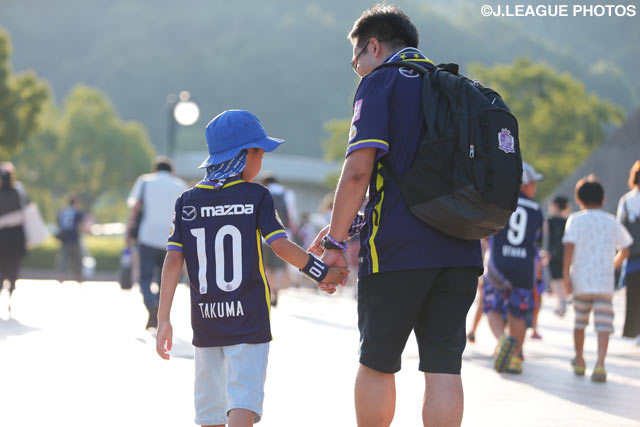 羽ばたくスターの雄姿を見届け、魂は次の世代へと受け継がれる。【明治安田Ｊ１ 2nd 第4節 広島vs横浜FM】