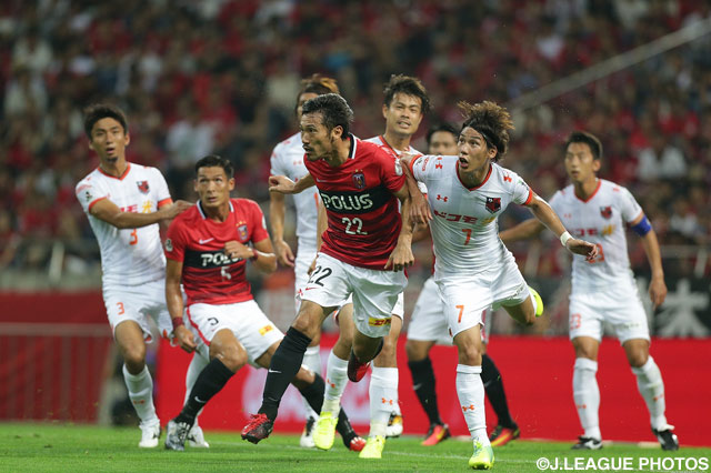 ゴール前で激しく競り合う両チームの選手たち【明治安田Ｊ１ 2nd 第4節 浦和vs大宮】