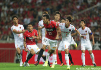 ゴール前で激しく競り合う両チームの選手たち【明治安田Ｊ１ 2nd 第4節 浦和vs大宮】