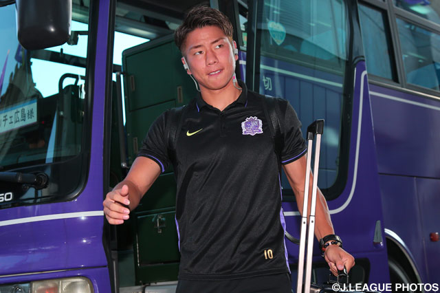 気合の入った表情でスタジアム入りする浅野 拓磨（広島）【明治安田Ｊ１ 2nd 第4節 広島vs横浜FM】