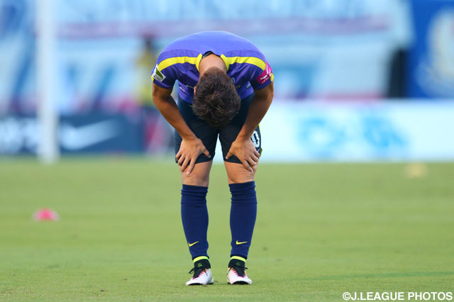 試合前トレーニングでファン・サポーターに深くお辞儀する浅野 拓磨（広島）【明治安田Ｊ１ 2nd 第4節 広島vs横浜FM】