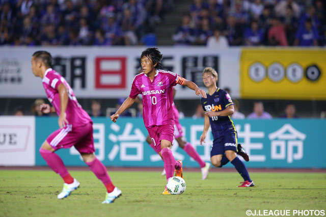 ファビオの先制点をアシストした中村 俊輔（横浜FM）【明治安田Ｊ１ 2nd 第4節 広島vs横浜FM】