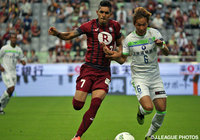 競り合う三竿 雄斗（湘南）とペドロ ジュニオール（神戸）【明治安田Ｊ１ 2nd 第4節 神戸vs湘南】