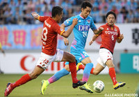 激しい競り合いを見せる鎌田 大地(鳥栖)と磯村 亮太(名古屋)【明治安田Ｊ１ 2nd 第4節 鳥栖vs名古屋】