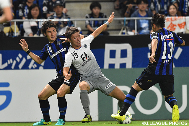 2人がかりの厳しいマークを受ける亀川 諒史（福岡）【明治安田Ｊ１ 2nd 第4節 Ｇ大阪vs福岡】