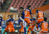 激しい競り合いを見せる両チームの選手たち【明治安田Ｊ１ 2nd 第2節 新潟vs仙台】