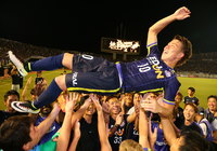 チームメイトから胴上げを受けた浅野 拓磨（広島）【明治安田Ｊ１ 2nd 第4節 広島vs横浜FM】