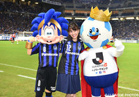 試合前にサトミキとガンバボーイとＪリーグキングで仲良く撮影！【明治安田Ｊ１ 2nd 第4節 Ｇ大阪vs福岡】
