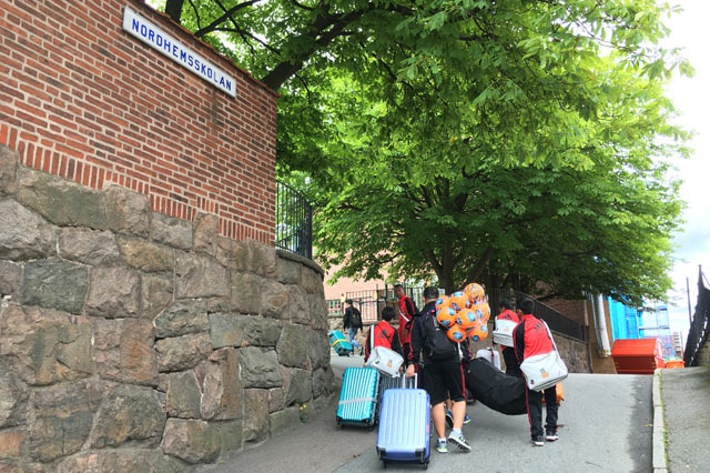 ゴシアカップ期間中に宿泊する学校へ移動。こちらで6日間、スタッフ・コーチが寝食を供にします。【開幕前：2016 Gothia Cup】