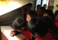 お世話になった古民家にある記帳ノートに、チーム全員の名前を書きました。数ページ前には、２０１５のU-14Jリーグ選抜の記録もありました。【開幕前：2016 Gothia Cup】