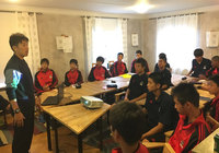 築350年の古民家の会議室で、ミーティングを実施。映像を見ながら、攻守の確認をいたしました【開幕前：2016 Gothia Cup】