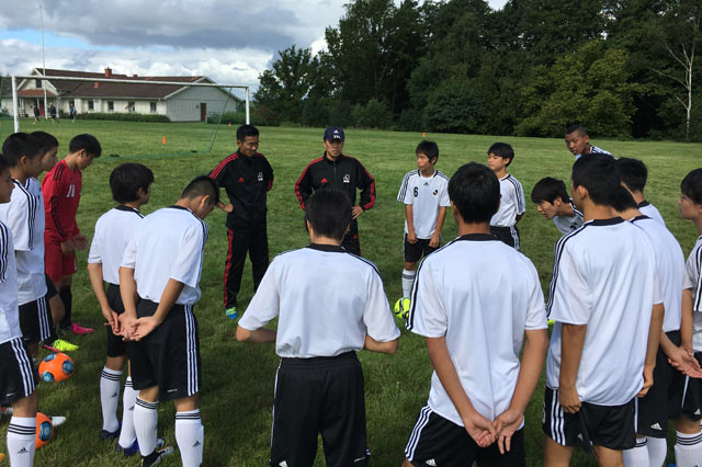 到着後、栗原監督を中心にミーティングを実施。改めて当遠征の目的の確認がなされました【開幕前：2016 Gothia Cup】