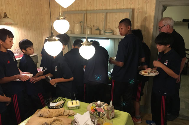 ゴシアカップまでの期間は、イエテボリから１時間ほど離れた街で事前合宿。築350年の古民家に宿泊です【開幕前：2016 Gothia Cup】