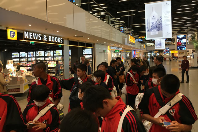 アムステルダムの入国チェック。ゴシアカップに参加することを伝えると、「Good luck!」と声をかけていただきました【開幕前：2016 Gothia Cup】