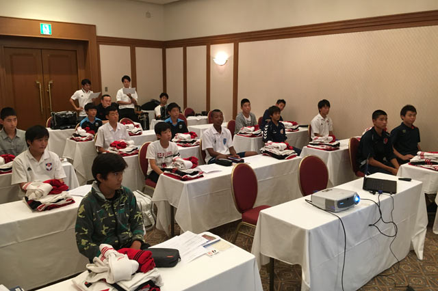 7月12日、選手は関西国際空港近くにホテルに集合。歴代のＪリーグ選抜が着用したウェアを受け取り、ミーティングを行いました【開幕前：2016 Gothia Cup】