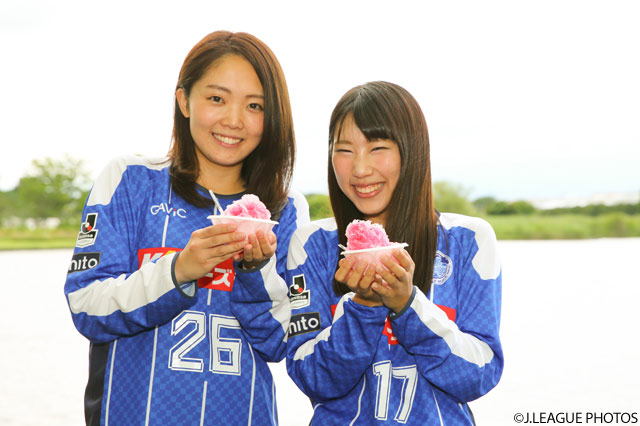 冷た～いかき氷を持ってにっこり笑顔の水戸女子サポーター【明治安田Ｊ２ 第24節 水戸vs長崎】