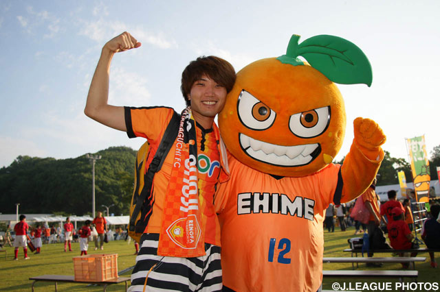 勝利を目指してガッツポーズ！【明治安田Ｊ２ 第24節 愛媛vs山口】