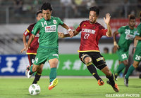 風間 宏矢（岐阜）のシュートを止めにかかる廣井 友信（金沢）【明治安田Ｊ２ 第24節 岐阜vs金沢】