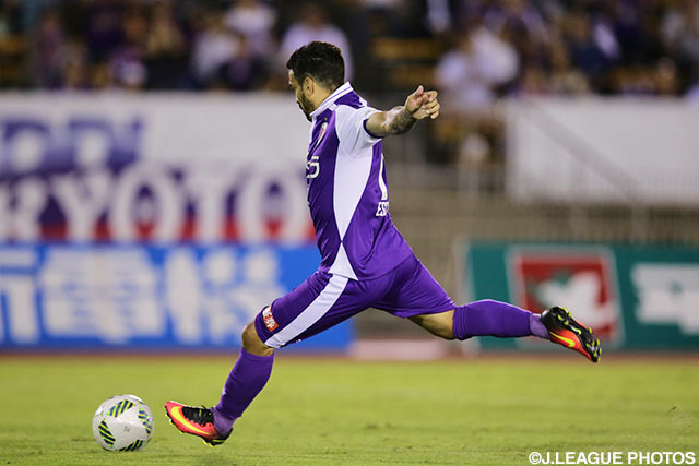 ゴール左隅へ決勝PKを決めたエスクデロ 競飛王（京都）【明治安田Ｊ２ 第24節 京都vs讃岐】