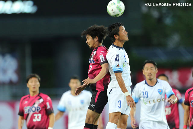 古巣対決となった田所 諒（横浜FC）と伊藤 大介（岡山）【明治安田Ｊ２ 第24節 岡山vs横浜FC】