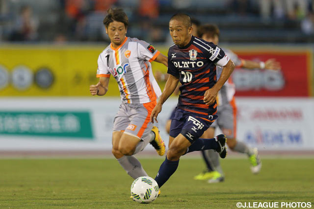 競り合う福満 隆貴（山口）と河原 和寿（愛媛）【明治安田Ｊ２ 第24節 愛媛vs山口】