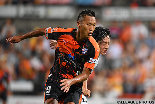 強烈なシュートで4試合連続得点を狙った鄭 大世（清水）【明治安田Ｊ２ 第24節 清水vs東京Ｖ】