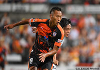 強烈なシュートで4試合連続得点を狙った鄭 大世（清水）【明治安田Ｊ２ 第24節 清水vs東京Ｖ】