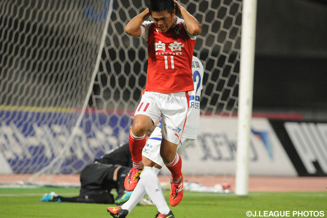 52分に決定機を迎えるもセーブされ悔しがる平繁 龍一（熊本） 【明治安田Ｊ２ 第24節 熊本vs徳島】