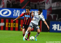 中盤で激しく競り合う石井 謙伍（札幌）と安藤 淳（松本）【明治安田Ｊ２ 第24節 札幌vs松本】