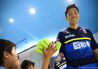 GKチョン　ソンリョン（川崎Ｆ）が笑顔でハイタッチ【明治安田Ｊ１ 2nd 第5節 川崎ＦvsFC東京】