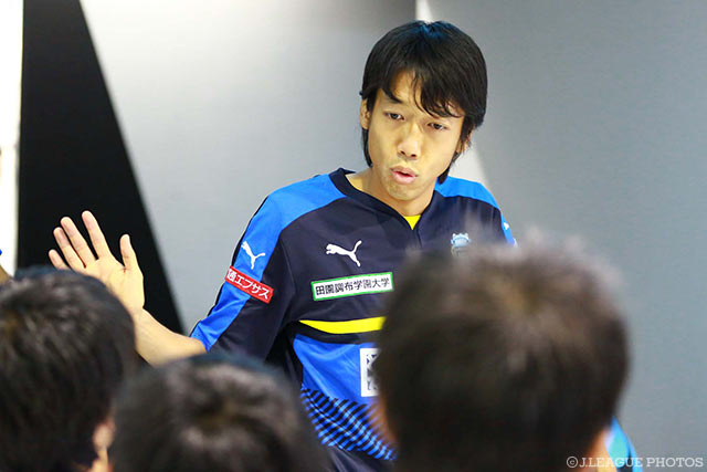 子どもたちとハイタッチを交わす中村 憲剛（川崎Ｆ）【明治安田Ｊ１ 2nd 第5節 川崎ＦvsFC東京】